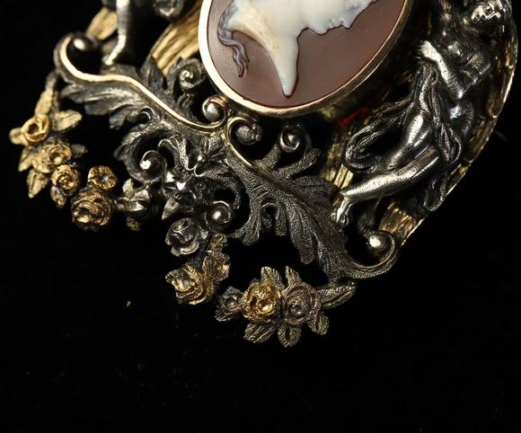 Horizontal Enchère Signed French Art Nouveau Bi-Metal Agate Cameo Brooch