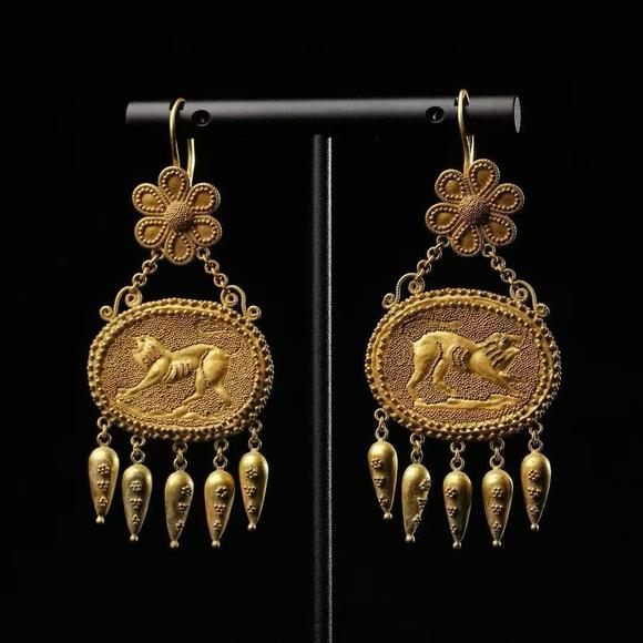 Horizontal Enchère A Pair of Roman Imperial Granulated Gold Lion-Embossed Tassel Earrings, Circa