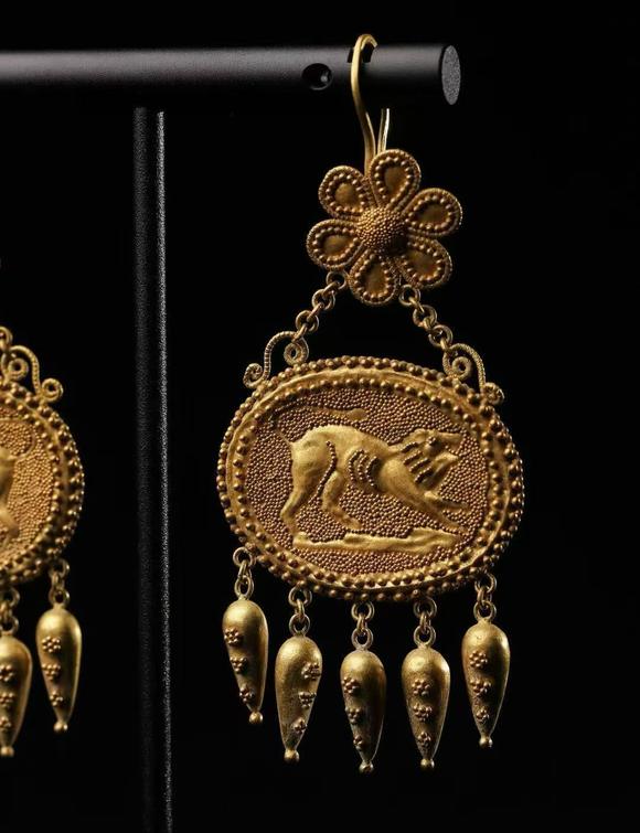 Horizontal Enchère A Pair of Roman Imperial Granulated Gold Lion-Embossed Tassel Earrings, Circa