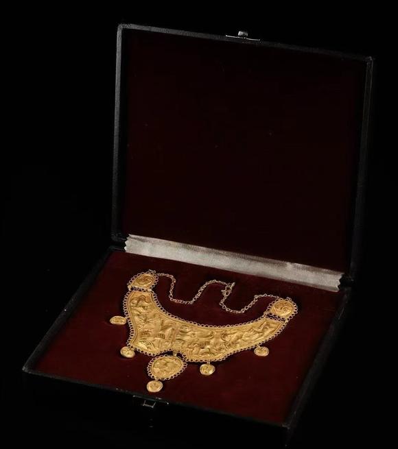 Horizontal Enchère Magnificent Achaemenid Persian Repoussé Gold Figural Collar Necklace