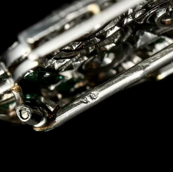 Horizontal Enchère Magnificent Art Deco Platinum Diamond & Emerald Openwork Plaque Brooch