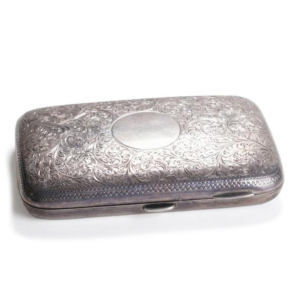 Horizontal Enchère Silver Chased Intertwined Branch-Patterned Cigarette Case