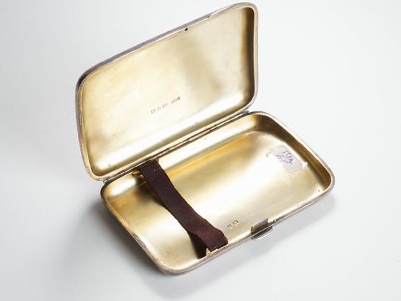 Horizontal Enchère Silver Chased Intertwined Branch-Patterned Cigarette Case