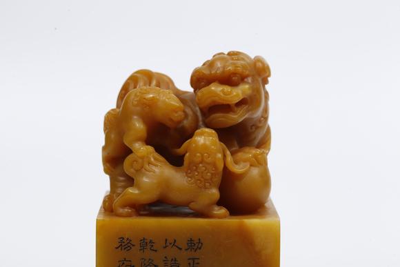 弘楊株式會社壽山田黃石雕太獅少獅鈕印章