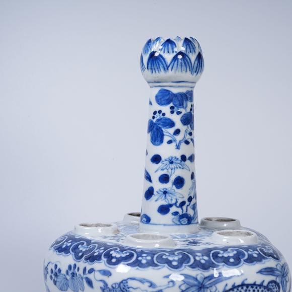 弘楊株式會(huì)社青花穿花龍紋五孔蒜頭瓶