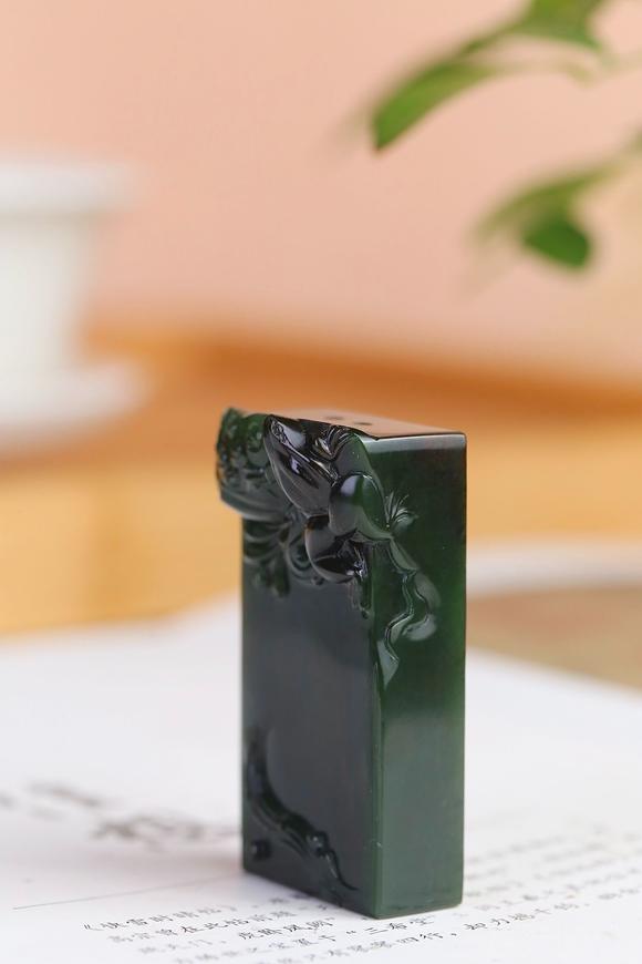 北京唐潮拍賣有限公司荷韻·呱呱來(lái)財(cái)精品和田玉碧玉掛件
