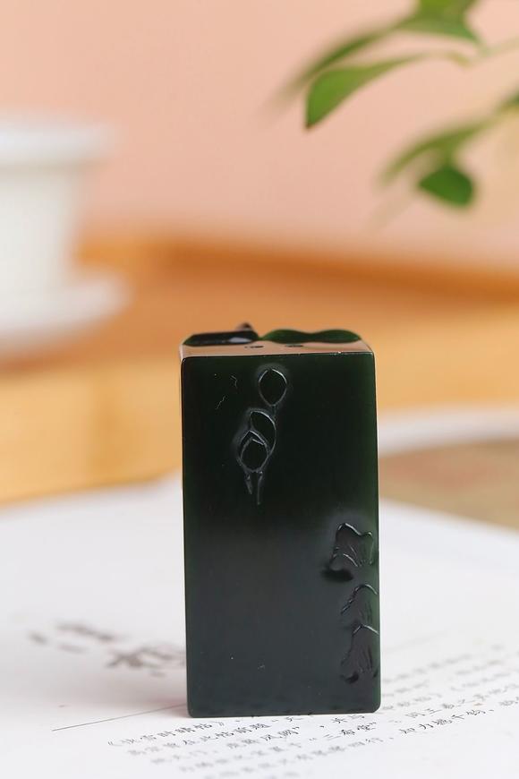 北京唐潮拍賣有限公司荷韻·呱呱來(lái)財(cái)精品和田玉碧玉掛件
