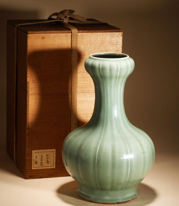 三杉美術清 豆青釉瓜棱蒜頭瓶