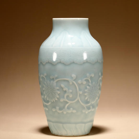 三杉美術(shù)清雍正 天藍(lán)釉模印花卉紋瓶
