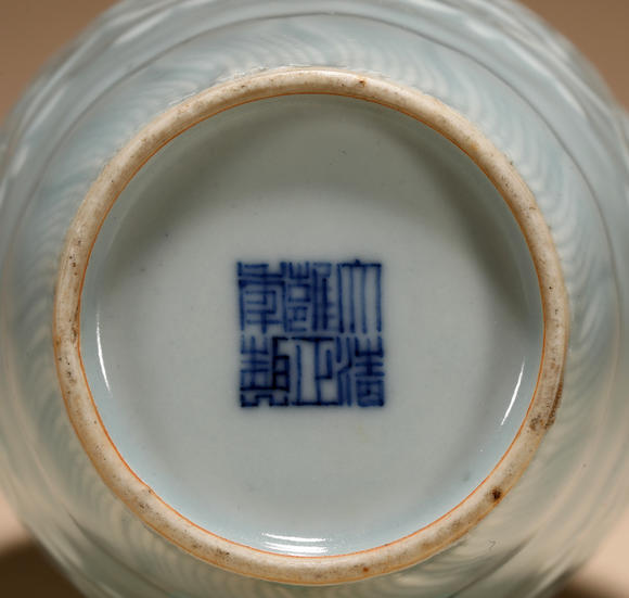三杉美術清雍正 天藍釉模印花卉紋瓶