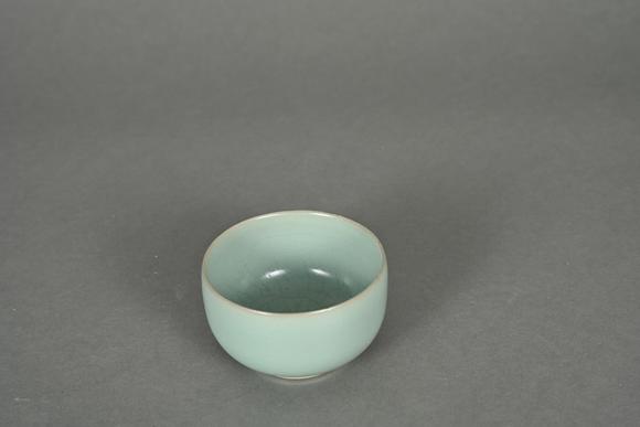 三杉美術粉青釉開片臥足茶盞