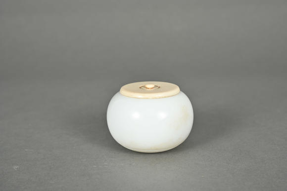 三杉美術(shù)凝素玉香盒