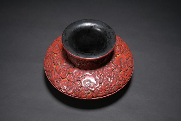 三杉美術(shù)清中期刻龍紋盛臺