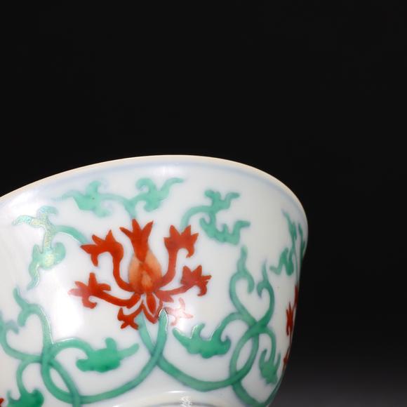 東京共成拍賣清雍正紅綠彩纏枝蓮茶杯一對(duì)