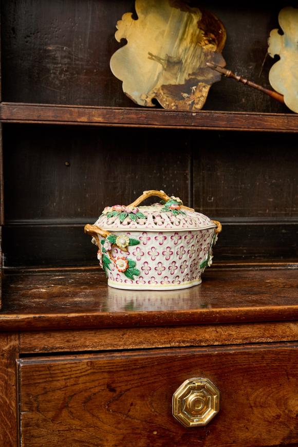 Duke's Auctions Lot 10 A WORCESTER PORCELAIN CHESTNUT BASKET AND COVER