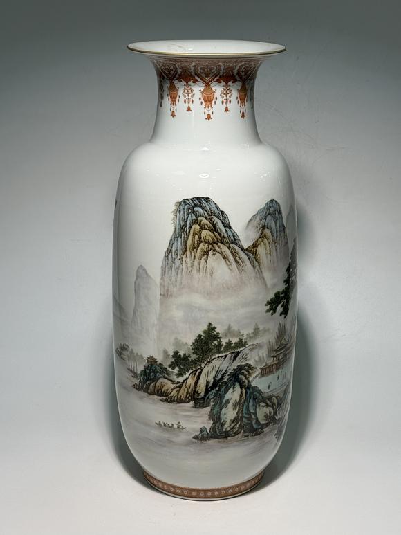 TrésOrs de ParisGrand vase cylindrique famille rose à paysage palatial, 19–20 siècle