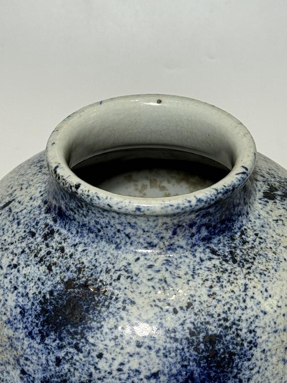 TrésOrs de ParisJarre ronde à gla?age moucheté bleu-blanc, 19–20 siècle
