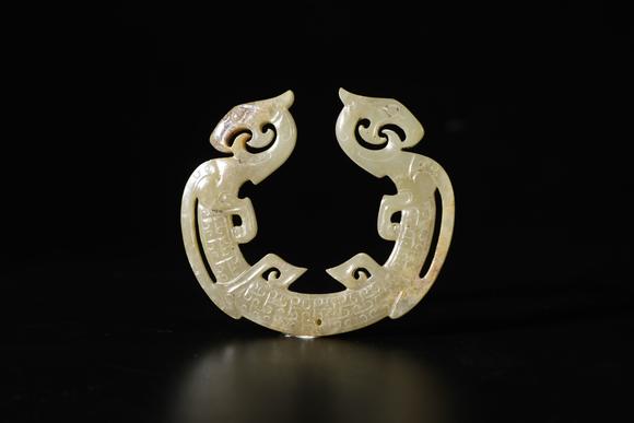 TrésOrs de ParisOrnement en jade chinois ancien ajouré à dragon et phénix, 8–3 av. J.-C.