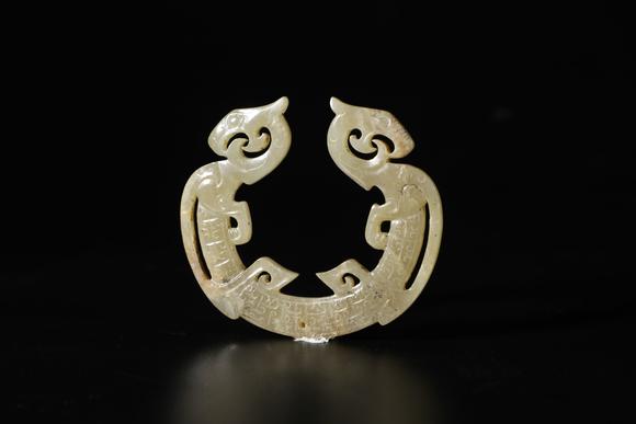 TrésOrs de ParisOrnement en jade chinois ancien ajouré à dragon et phénix, 8–3 av. J.-C.