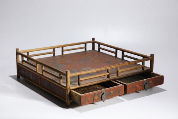 TrésOrs de ParisPlateau d’étude chinois ancien en bois et laque à fleurs, 17–19 s.