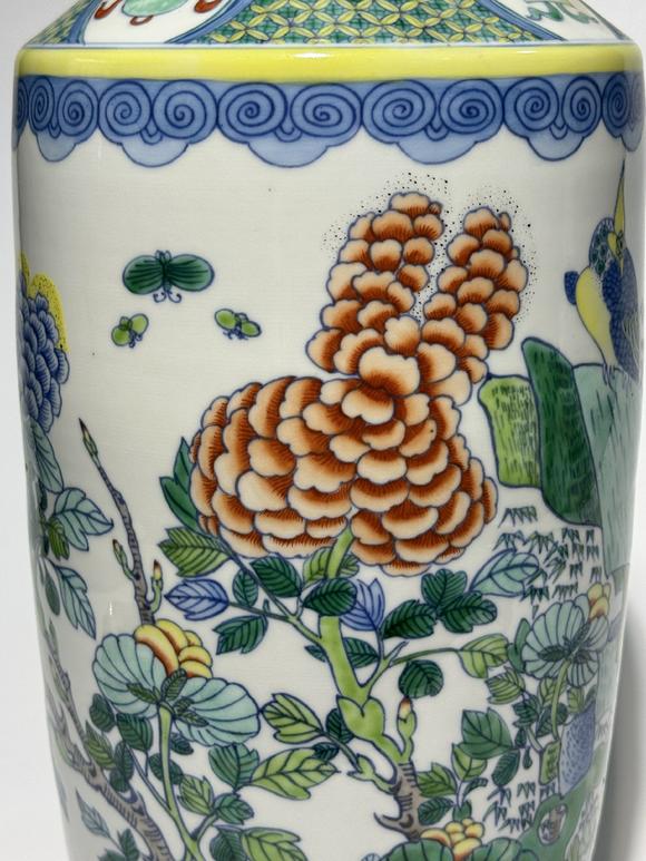 TrésOrs de ParisVase cylindrique doucai à faisan et fleurs saisonnières, 18–19 siècle