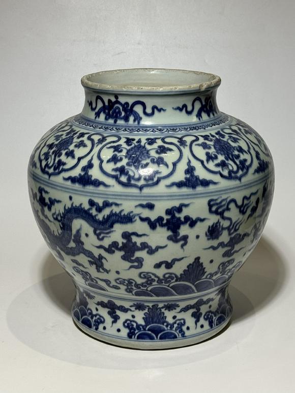 TrésOrs de ParisGrand jarre bleu à dragons, 17 siècle