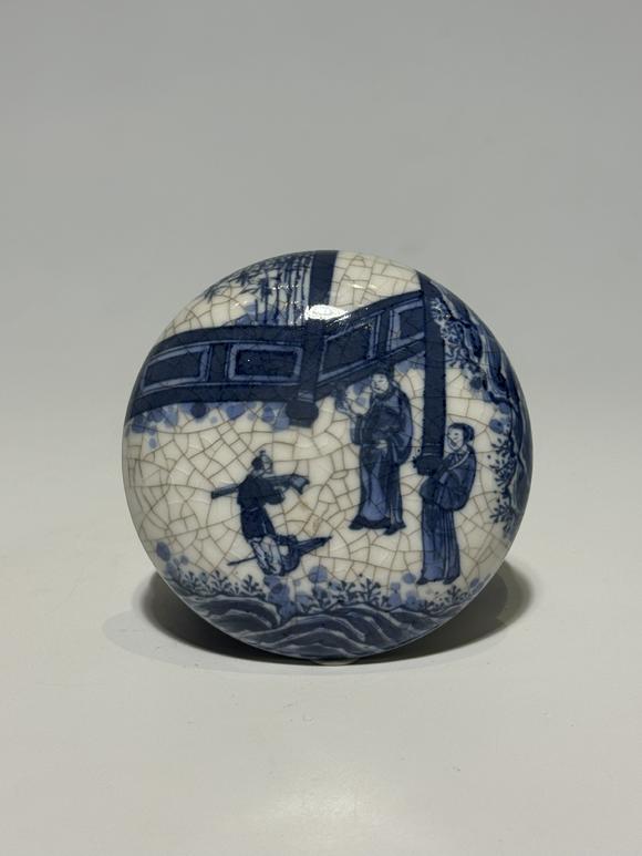 TrésOrs de ParisBo?te à poudre bleu craquelé à scène, 19–20 siècle