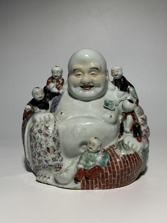 TrésOrs de ParisStatuette de Budai avec cinq enfants famille rose, 19–20 siècle