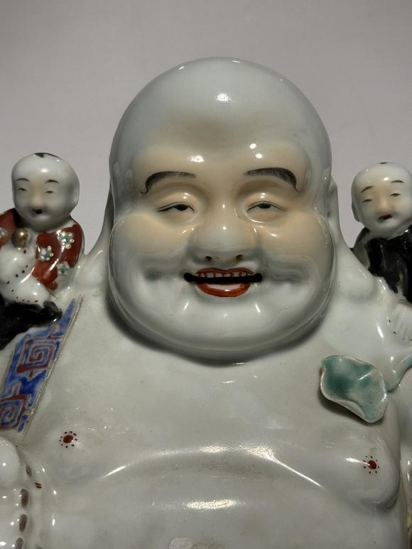 TrésOrs de ParisStatuette de Budai avec cinq enfants famille rose, 19–20 siècle