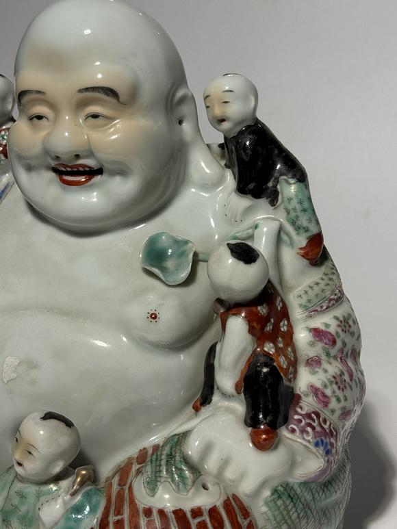 TrésOrs de ParisStatuette de Budai avec cinq enfants famille rose, 19–20 siècle