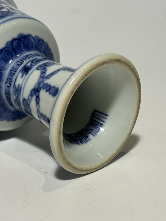 TrésOrs de ParisCoupe haute bleu à fleurs et symboles bouddhiques, 18 siècle