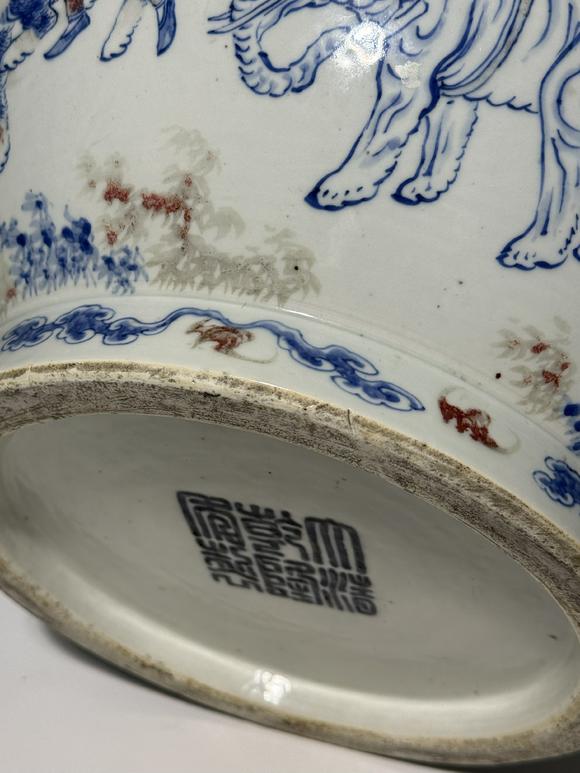 TrésOrs de ParisGrand jarre bleu et rouge à deux oreilles animales avec personnages, 18–19 siècle