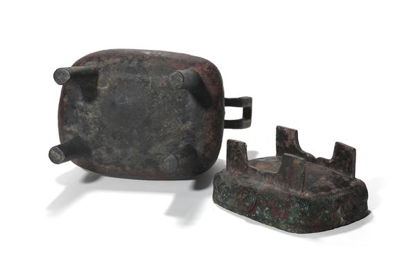 TrésOrs de ParisDing carré en bronze à couvercle, décor de masques taotie, 16–11 siècles av. J.-C.