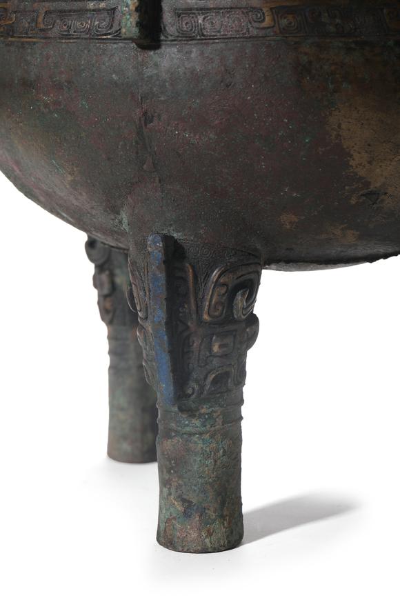 TrésOrs de ParisDing rond tripode en bronze à deux anses, décor de motifs archa?ques, 16–11 siècles av. J.-C.