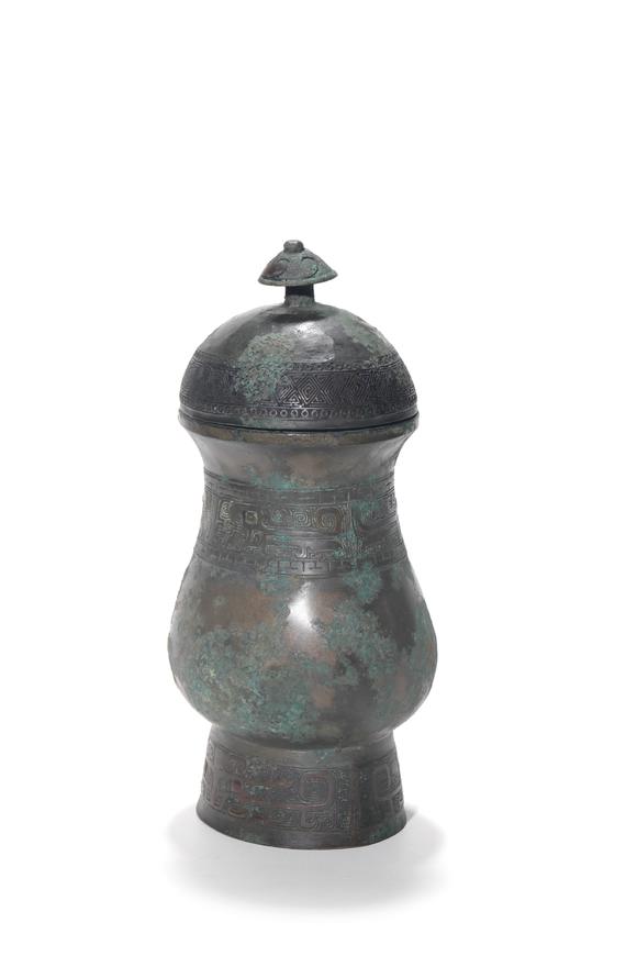 TrésOrs de ParisVase zhi en bronze avec couvercle à bouton, gravures de motifs géométriques, 16–11 siècles av. J.-C.
