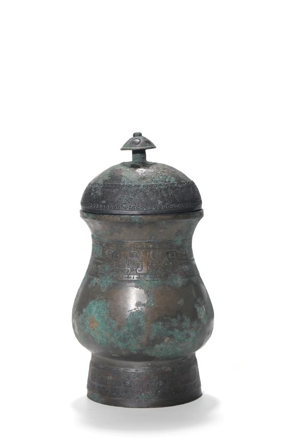 TrésOrs de ParisVase zhi en bronze avec couvercle à bouton, gravures de motifs géométriques, 16–11 siècles av. J.-C.