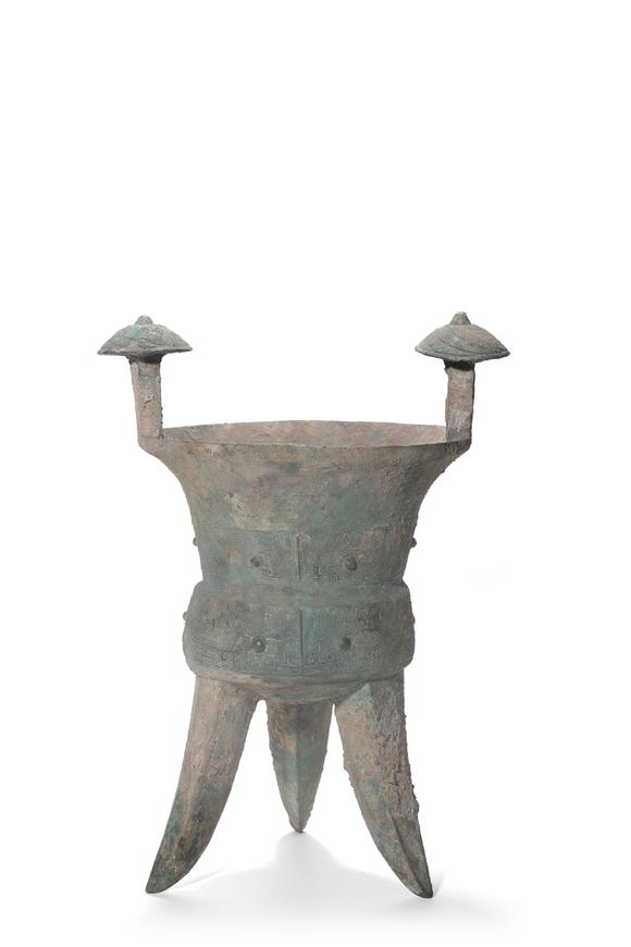 TrésOrs de ParisVase jiao tripode en bronze à deux colonnes sommitales, motifs de taotie, 16–11 siècles av. J.-C.