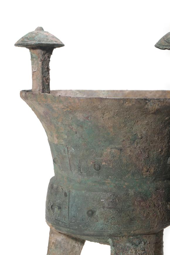 TrésOrs de ParisVase jiao tripode en bronze à deux colonnes sommitales, motifs de taotie, 16–11 siècles av. J.-C.