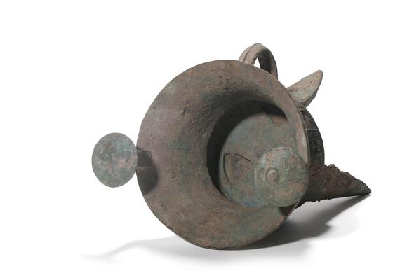 TrésOrs de ParisVase jiao tripode en bronze à deux colonnes sommitales, motifs de taotie, 16–11 siècles av. J.-C.