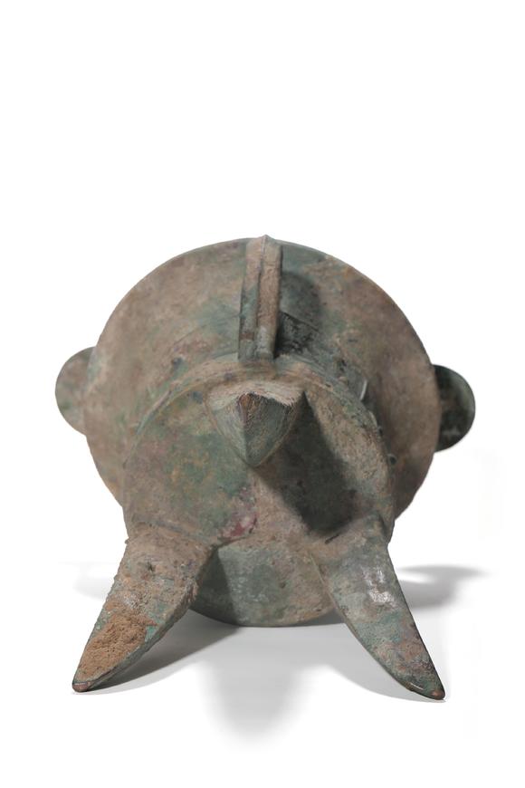 TrésOrs de ParisVase jiao tripode en bronze à deux colonnes sommitales, motifs de taotie, 16–11 siècles av. J.-C.