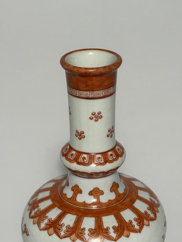 TrésOrs de ParisVase à étages double gourde décoré en rouge de fer de lotus enroulés et frises géométriques, 18–19 siècle