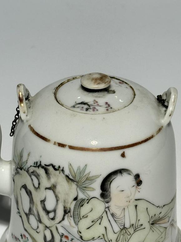 TrésOrs de ParisThéière cloche famille rose à femme sous rocher, 19–20 siècle