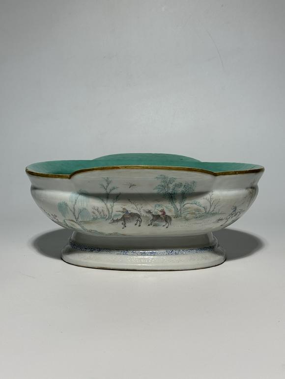 TrésOrs de ParisBol ovale à fond turquoise à paysage famille verte, 19–20 siècle