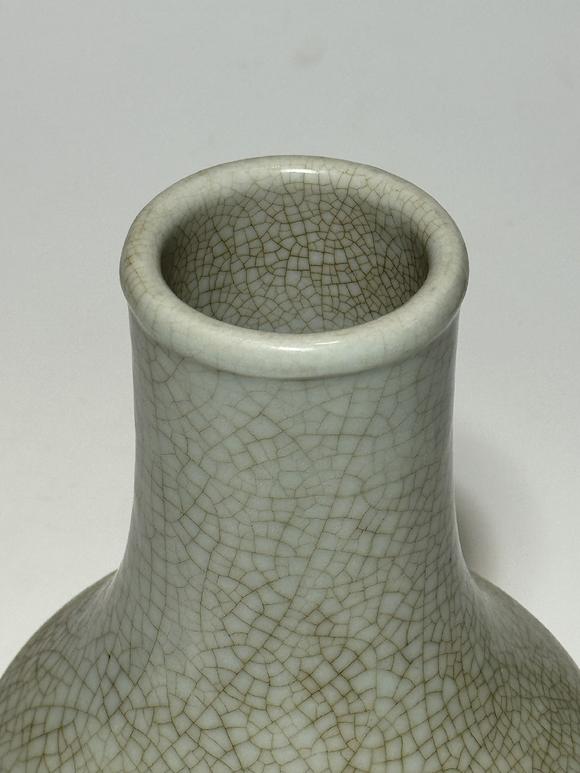 TrésOrs de ParisVase à ventouse céladon craquelé imitation Ge, 18–19 siècle