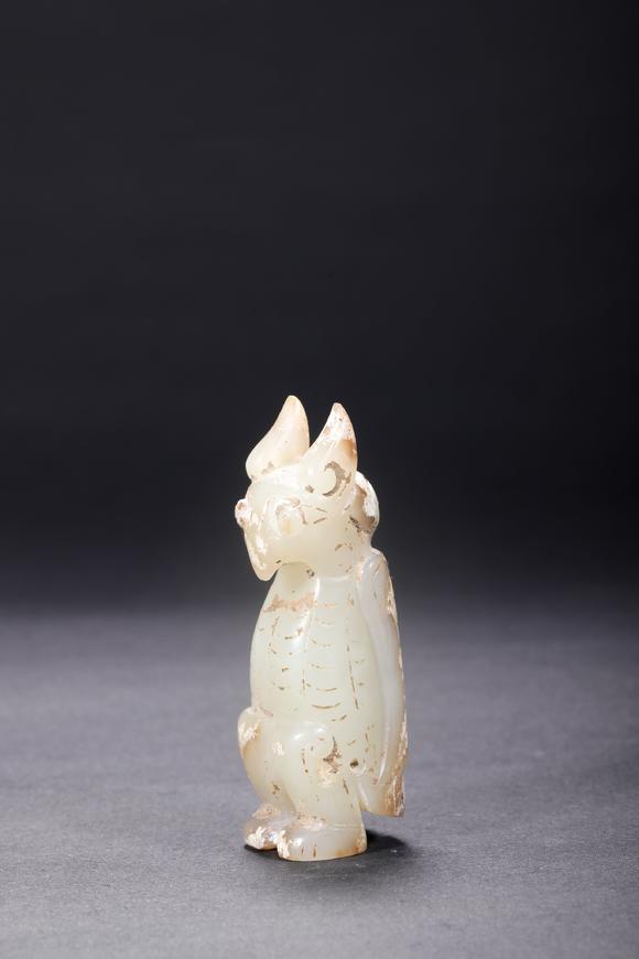 TrésOrs de ParisSculpture en jade blanc à hibou debout, perforation au ventre, 11–8 av. J.-C.