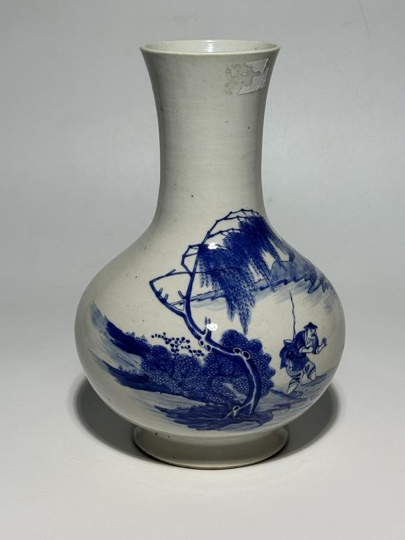 TrésOrs de ParisVase à panse ronde bleu à paysage de pêcheur, 18–19 siècle