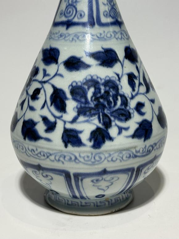 TrésOrs de ParisVase Yuhuchun bleu à pivoines, 13–14 siècle