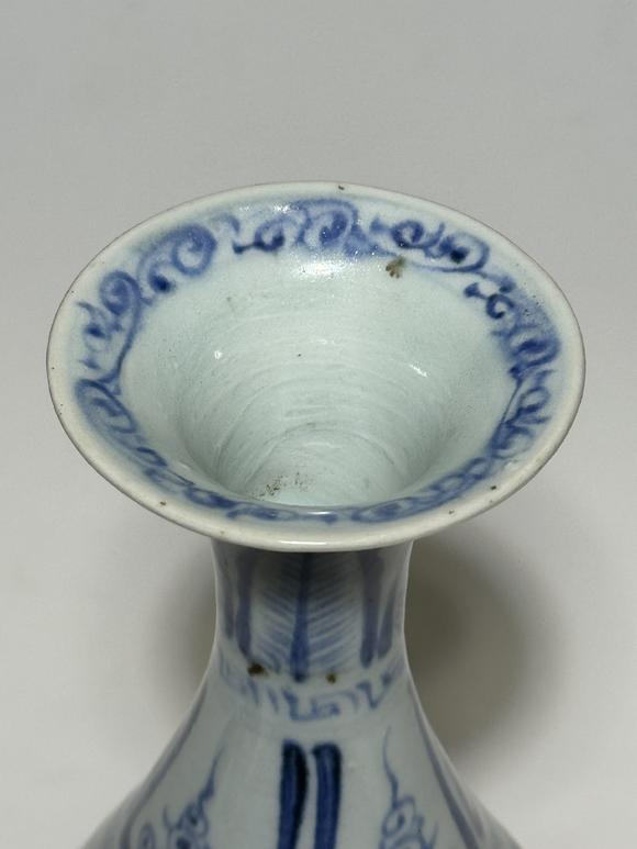 TrésOrs de ParisVase Yuhuchun bleu à pivoines, 13–14 siècle
