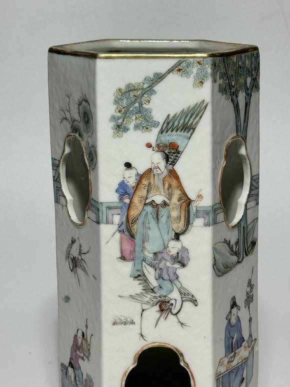 TrésOrs de ParisChapeau cylindrique hexagonal perforé famille rose à personnages, 19–20 siècle