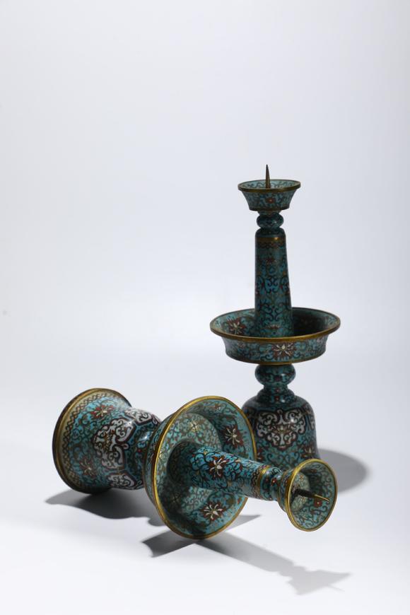 TrésOrs de ParisPaire de bougeoirs cloisonnés chinois anciens, 18–19 s.